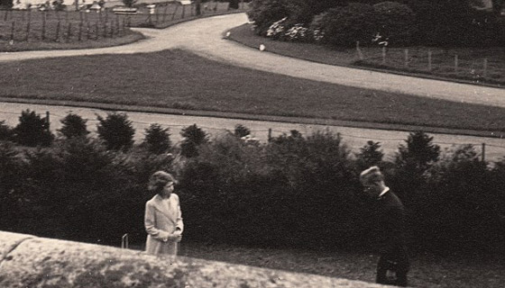 بالصور: أول لقاء للأمير فيليب بالأميرة (الملكة) إليزابيث قبل 82 سنة صورة رقم 4