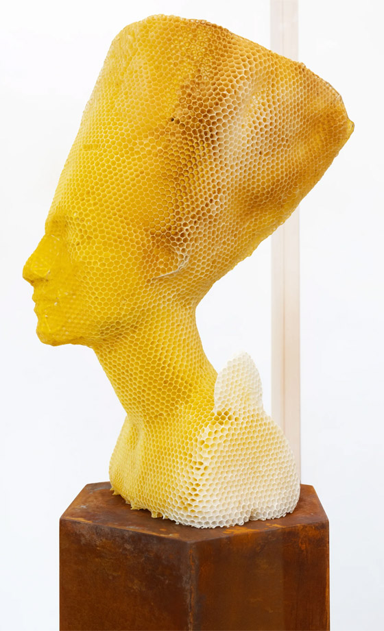 فنان يستخدم 60 ألف نحلة لصنع منحوتة ساحرة للملكة المصرية نفرتيتي صورة رقم 4