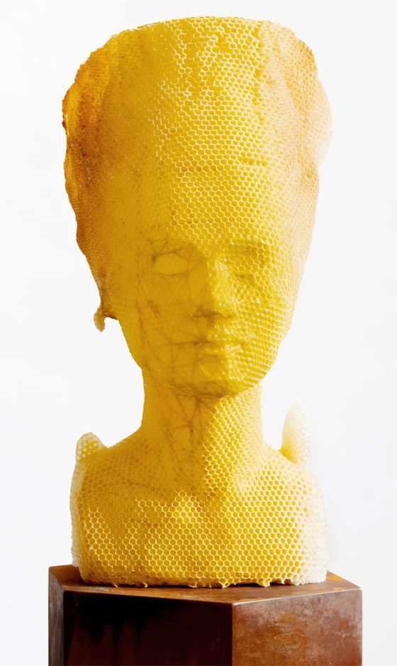 فنان يستخدم 60 ألف نحلة لصنع منحوتة ساحرة للملكة المصرية نفرتيتي صورة رقم 6