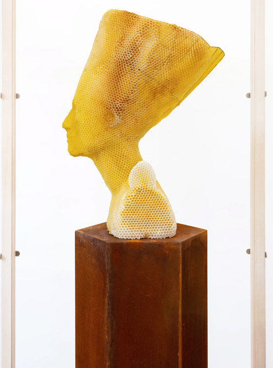 فنان يستخدم 60 ألف نحلة لصنع منحوتة ساحرة للملكة المصرية نفرتيتي صورة رقم 2