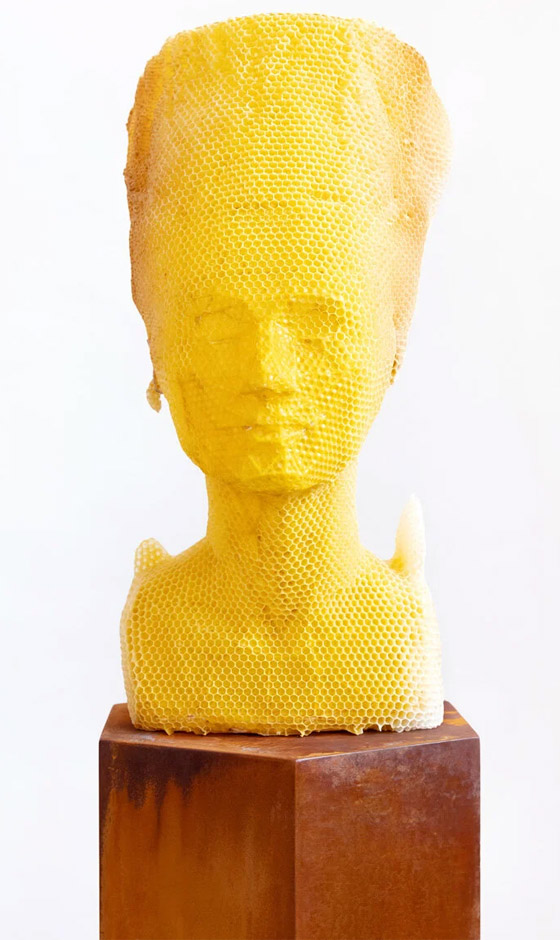 فنان يستخدم 60 ألف نحلة لصنع منحوتة ساحرة للملكة المصرية نفرتيتي صورة رقم 13