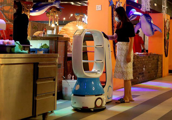 صور: مطعم أمريكي يوظف روبوتات لخدمة الزبائن لقلة الجرسونات! هل سيطالبك النادل الإلكتروني بالبقشيش؟ صورة رقم 3