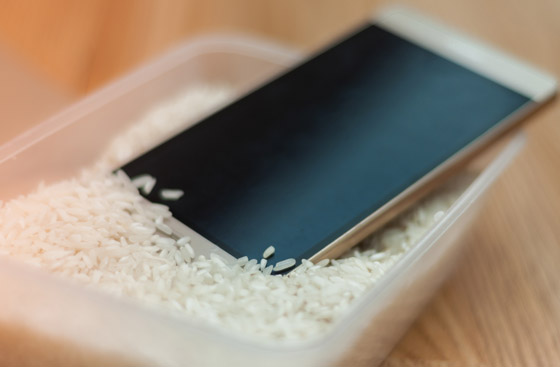 ماذا تفعل إذا تعرّض هاتفك للبلل؟ لا تضعه بالأرز واتبع هذه الخطوات الـ9 صورة رقم 2