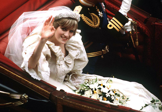 عرض فستان زفاف الأميرة ديانا للجمهور لأول مرة منذ عقود! فيديو وصور صورة رقم 1
