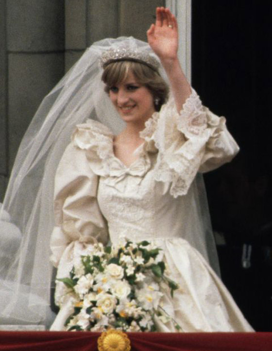 عرض فستان زفاف الأميرة ديانا للجمهور لأول مرة منذ عقود! فيديو وصور صورة رقم 9