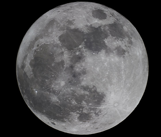 ما تفسير ظاهرة القمر الوهمي العملاق الذي رآه البشر ولم ترصده الكاميرات؟ صورة رقم 9