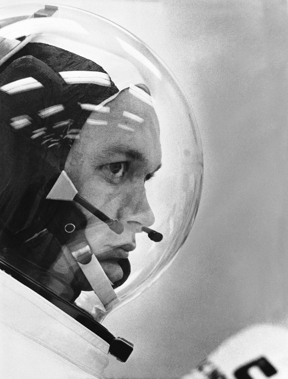 وفاة رائد الفضاء الأمريكي المنسي والأكثر عزلة الذي شارك بأول رحلة للقمر صورة رقم 11