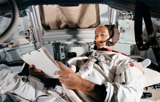 وفاة رائد الفضاء الأمريكي المنسي والأكثر عزلة الذي شارك بأول رحلة للقمر صورة رقم 2