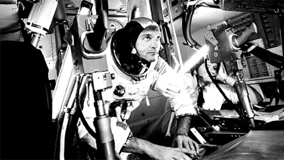وفاة رائد الفضاء الأمريكي المنسي والأكثر عزلة الذي شارك بأول رحلة للقمر صورة رقم 18