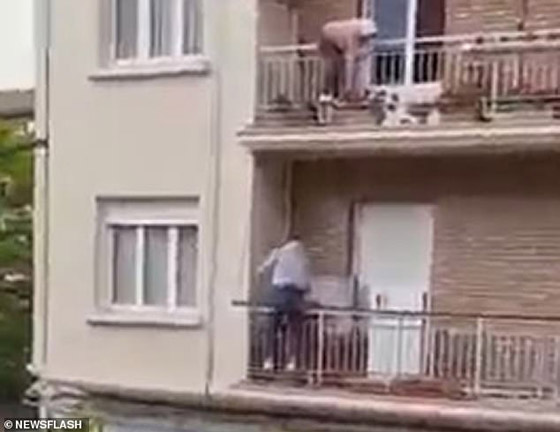 فيديو مثير: شاب ينقذ عجوز ثواني قبل سقوطها من شرفة منزلها.. على طريقة سبايدرمان صورة رقم 2
