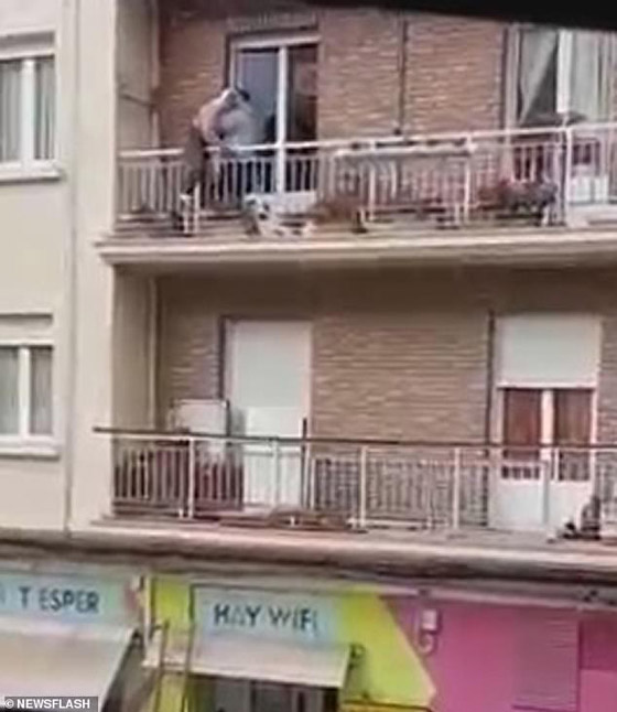 فيديو مثير: شاب ينقذ عجوز ثواني قبل سقوطها من شرفة منزلها.. على طريقة سبايدرمان صورة رقم 3