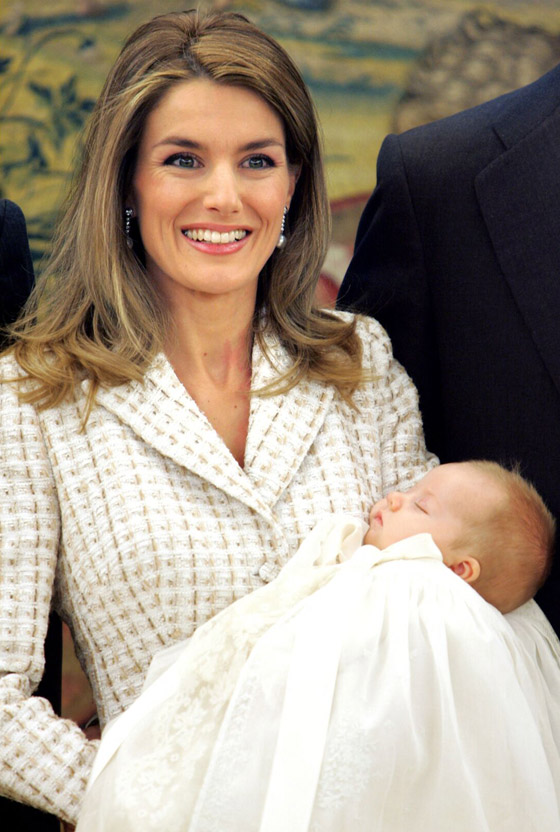 لم تتغير ملكة إسبانيا منذ 15 عاما: أعادت تدوير فستان ارتدته بمعمودية ابنتها صورة رقم 2
