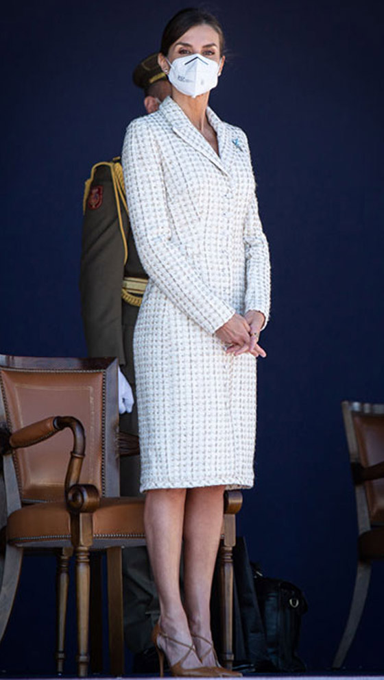لم تتغير ملكة إسبانيا منذ 15 عاما: أعادت تدوير فستان ارتدته بمعمودية ابنتها صورة رقم 5