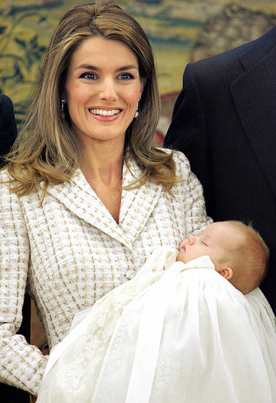 لم تتغير ملكة إسبانيا منذ 15 عاما: أعادت تدوير فستان ارتدته بمعمودية ابنتها صورة رقم 6