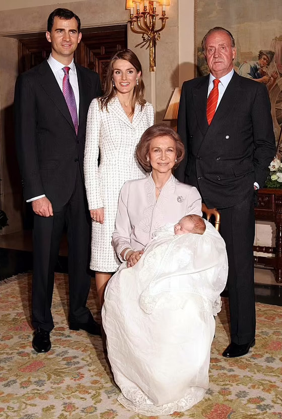 لم تتغير ملكة إسبانيا منذ 15 عاما: أعادت تدوير فستان ارتدته بمعمودية ابنتها صورة رقم 8