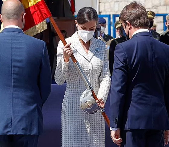 لم تتغير ملكة إسبانيا منذ 15 عاما: أعادت تدوير فستان ارتدته بمعمودية ابنتها صورة رقم 11