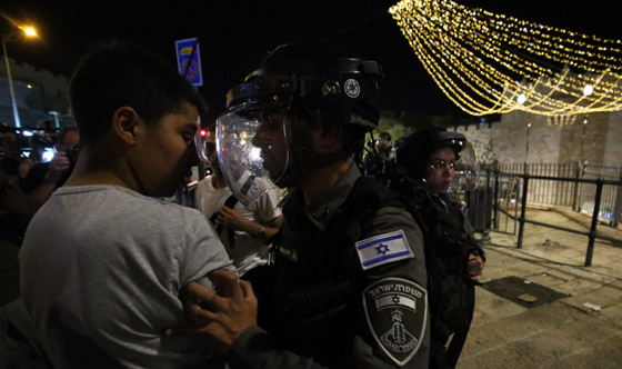 فيديوهات صادمة: بعد اقتحام شرطة إسرائيل للمسجد الأقصى، مستوطن يدهس مصلين ويقول: هم رجموني بالحجارة صورة رقم 15
