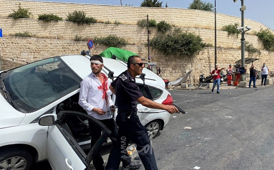 فيديوهات صادمة: بعد اقتحام شرطة إسرائيل للمسجد الأقصى، مستوطن يدهس مصلين ويقول: هم رجموني بالحجارة صورة رقم 8