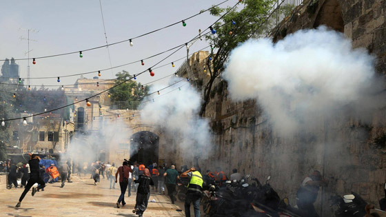 فيديوهات صادمة: بعد اقتحام شرطة إسرائيل للمسجد الأقصى، مستوطن يدهس مصلين ويقول: هم رجموني بالحجارة صورة رقم 19