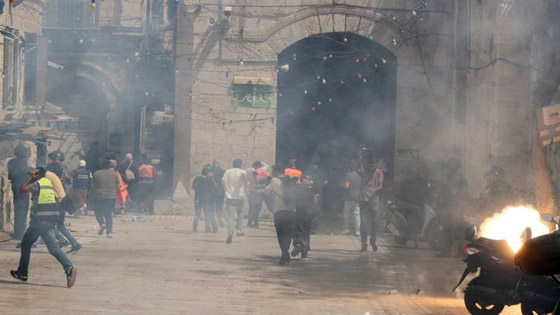فيديوهات صادمة: بعد اقتحام شرطة إسرائيل للمسجد الأقصى، مستوطن يدهس مصلين ويقول: هم رجموني بالحجارة صورة رقم 21