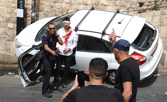 فيديوهات صادمة: بعد اقتحام شرطة إسرائيل للمسجد الأقصى، مستوطن يدهس مصلين ويقول: هم رجموني بالحجارة صورة رقم 7