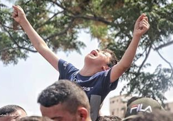 فيديو مؤثر لطفل فلسطيني يبكي ويوّدع والده الذي قُتل بقصف إسرائيلي! صورة رقم 3