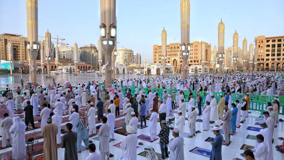 بالصور: المسلمون يؤدون صلاة عيد الفطر حول العالم صورة رقم 1