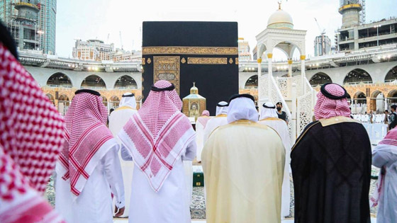 بالصور: المسلمون يؤدون صلاة عيد الفطر حول العالم صورة رقم 2