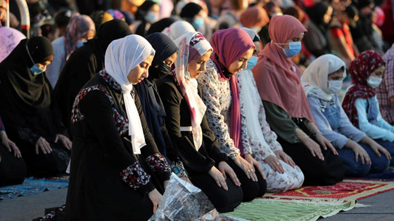 بالصور: المسلمون يؤدون صلاة عيد الفطر حول العالم صورة رقم 5
