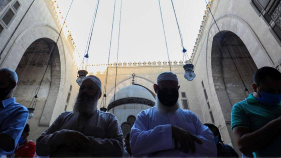 بالصور: المسلمون يؤدون صلاة عيد الفطر حول العالم صورة رقم 6