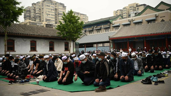 بالصور: المسلمون يؤدون صلاة عيد الفطر حول العالم صورة رقم 8