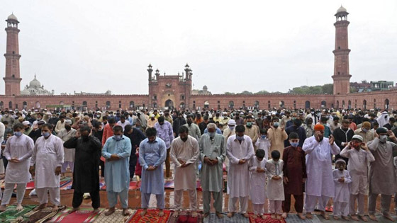 بالصور: المسلمون يؤدون صلاة عيد الفطر حول العالم صورة رقم 9