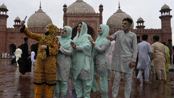بالصور: المسلمون يؤدون صلاة عيد الفطر حول العالم صورة رقم 10