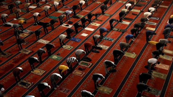 بالصور: المسلمون يؤدون صلاة عيد الفطر حول العالم صورة رقم 12