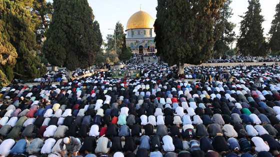بالصور: المسلمون يؤدون صلاة عيد الفطر حول العالم صورة رقم 13