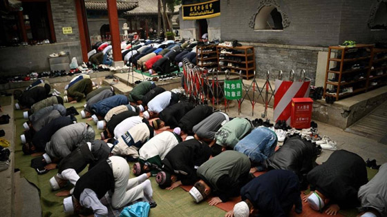 بالصور: المسلمون يؤدون صلاة عيد الفطر حول العالم صورة رقم 14