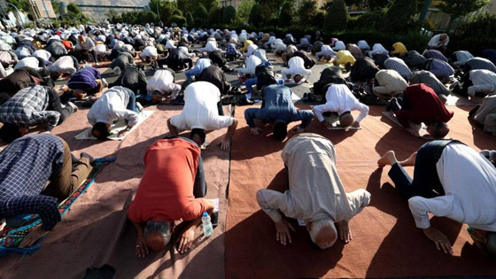 بالصور: المسلمون يؤدون صلاة عيد الفطر حول العالم صورة رقم 15
