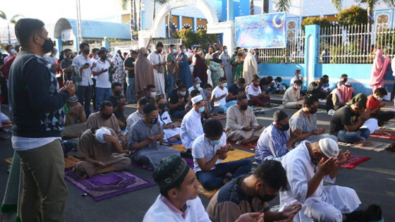 بالصور: المسلمون يؤدون صلاة عيد الفطر حول العالم صورة رقم 16