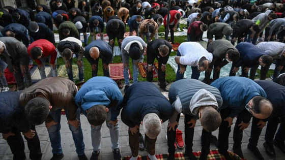 بالصور: المسلمون يؤدون صلاة عيد الفطر حول العالم صورة رقم 17