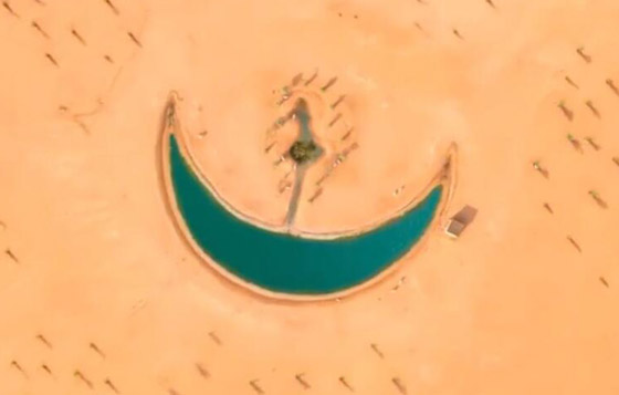 مصور يوثق جمال بحيرة على شكل هلال في دبي بعد أن عثر عليها صدفة صورة رقم 3
