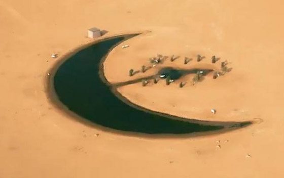 مصور يوثق جمال بحيرة على شكل هلال في دبي بعد أن عثر عليها صدفة صورة رقم 4