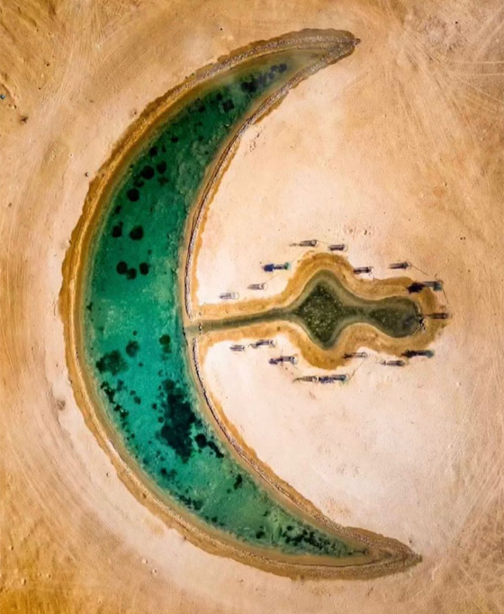 مصور يوثق جمال بحيرة على شكل هلال في دبي بعد أن عثر عليها صدفة صورة رقم 2