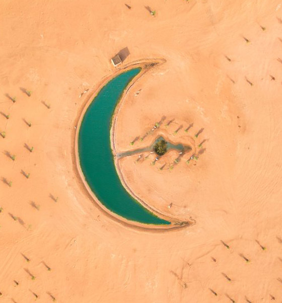 مصور يوثق جمال بحيرة على شكل هلال في دبي بعد أن عثر عليها صدفة صورة رقم 5
