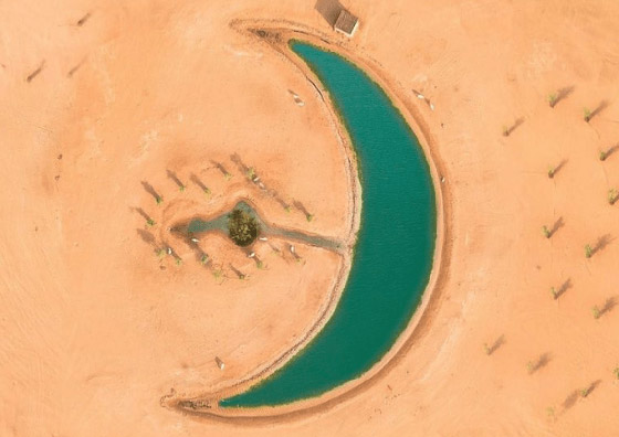 مصور يوثق جمال بحيرة على شكل هلال في دبي بعد أن عثر عليها صدفة صورة رقم 7