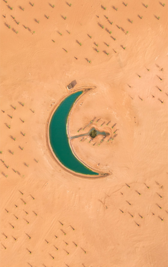 مصور يوثق جمال بحيرة على شكل هلال في دبي بعد أن عثر عليها صدفة صورة رقم 1