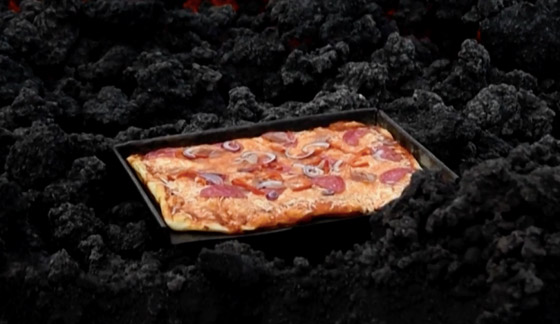 فيديو غريب.. خبز بيتزا على فوهة بركان ثائر في غواتيمالا! صورة رقم 5