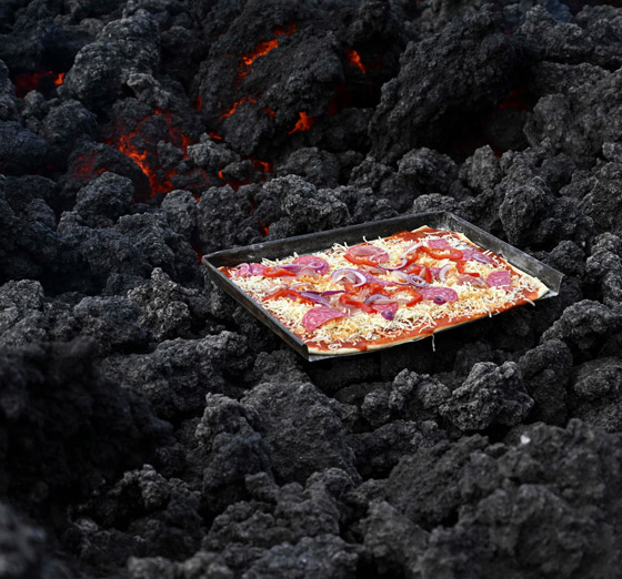 فيديو غريب.. خبز بيتزا على فوهة بركان ثائر في غواتيمالا! صورة رقم 10