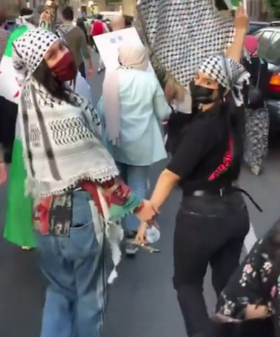 فيديو وصور: بيلا حديد بالكوفية في مظاهرة دعما لفلسطين صورة رقم 9
