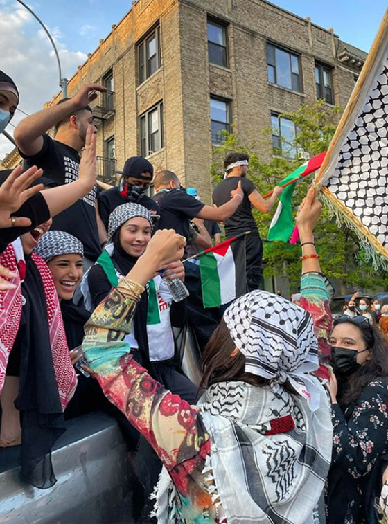 فيديو وصور: بيلا حديد بالكوفية في مظاهرة دعما لفلسطين صورة رقم 15