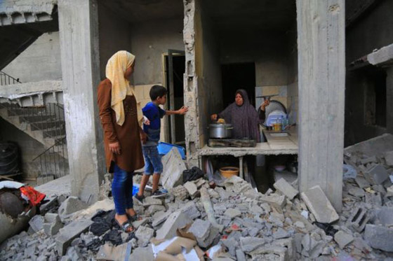 مأساة تحت الأنقاض جنوبي غزة.. 5 جثث و10 ناجين صورة رقم 2